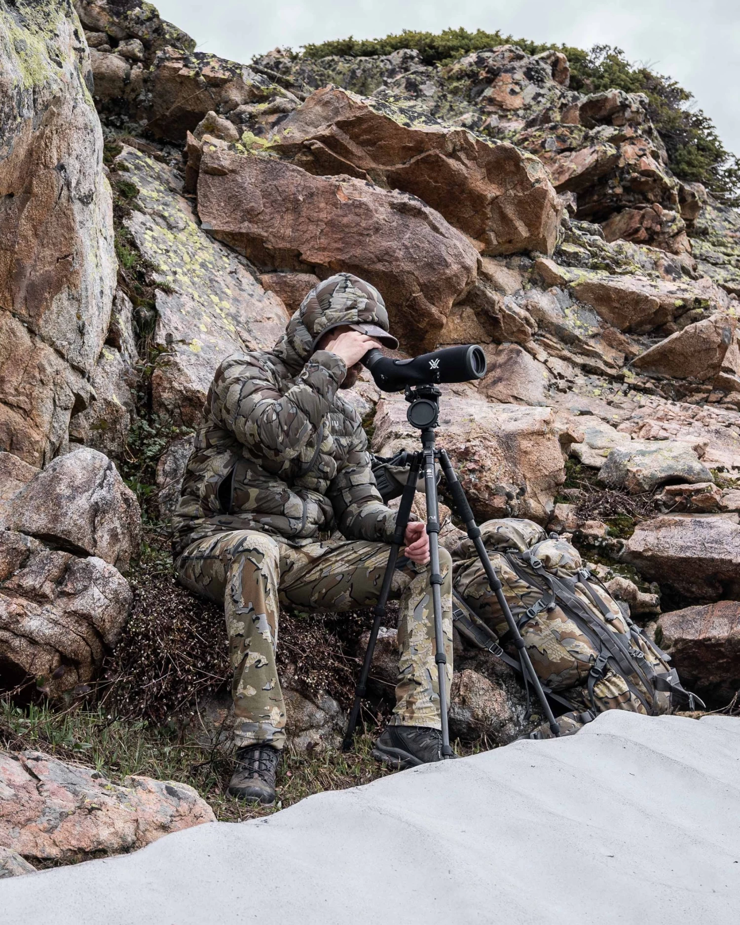 Kuiu Super Down LT Hooded Jacket | Gunmetal - Image 8