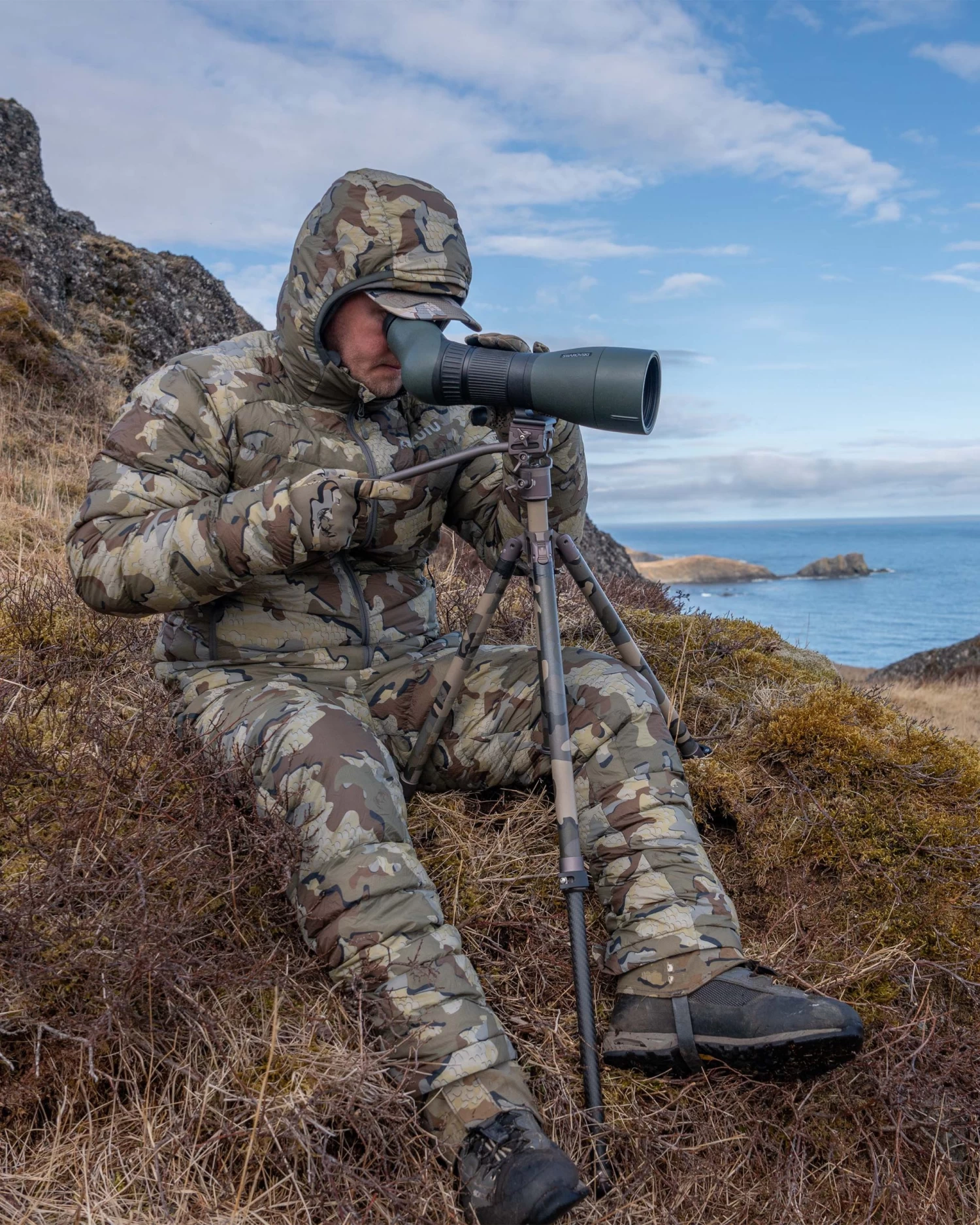 Kuiu Super Down LT Hooded Jacket | Gunmetal - Image 7