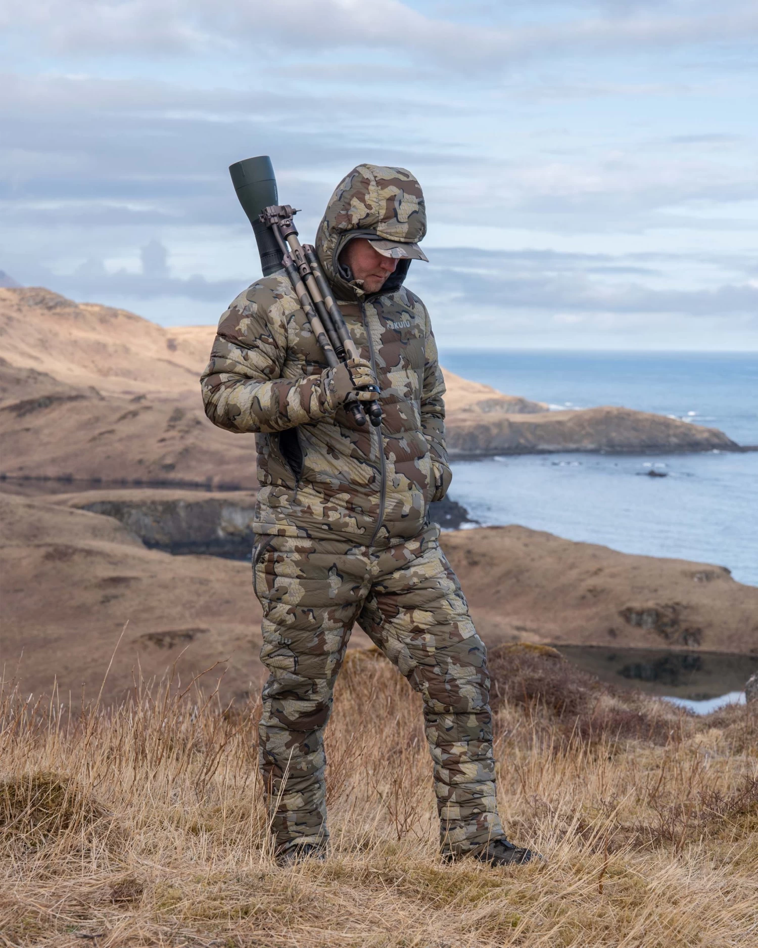 Kuiu Super Down LT Hooded Jacket | Gunmetal - Image 9