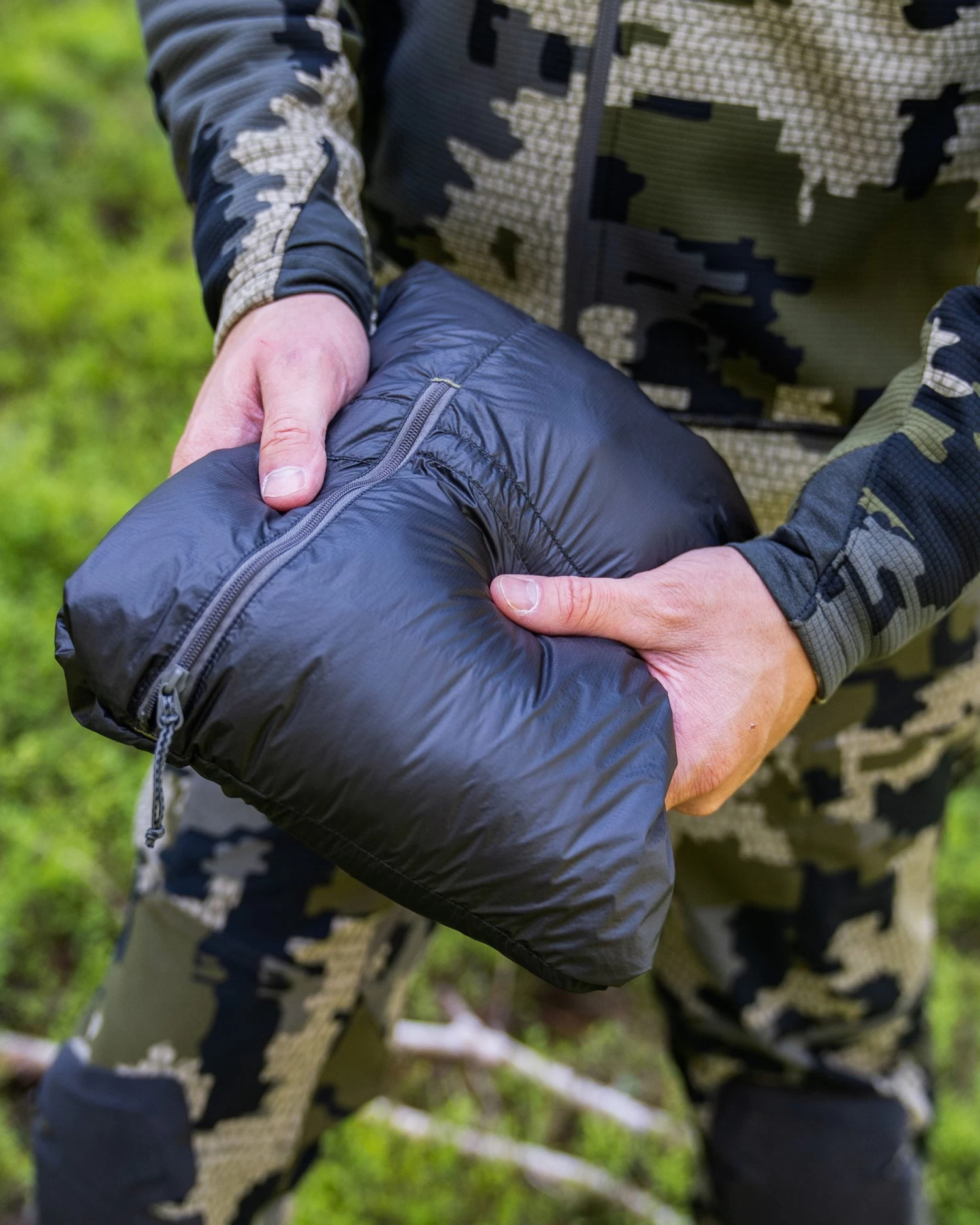 Kuiu Super Down LT Vest | Vias - Image 9