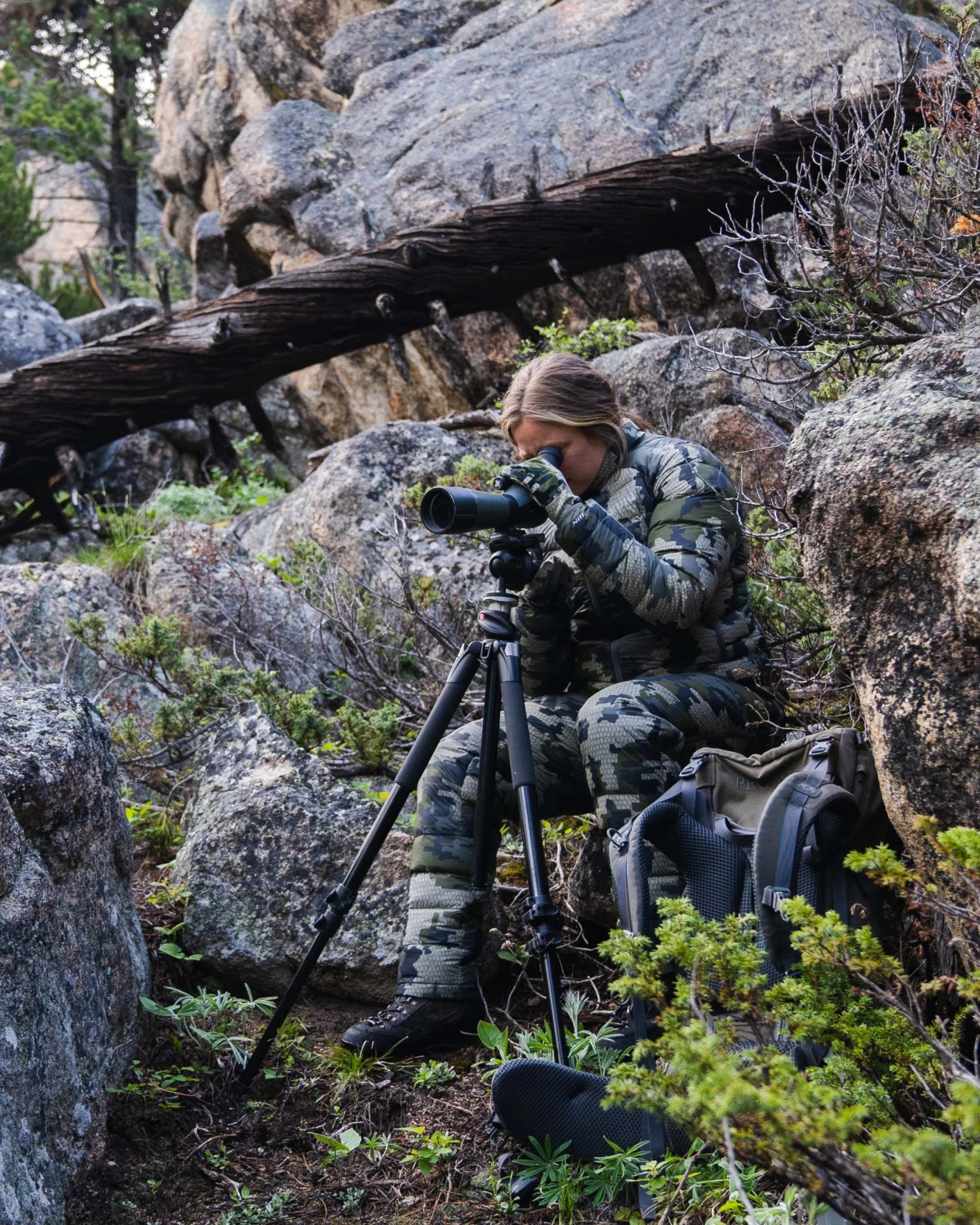 Kuiu Women's Super Down LT Jacket | Gunmetal - Image 5