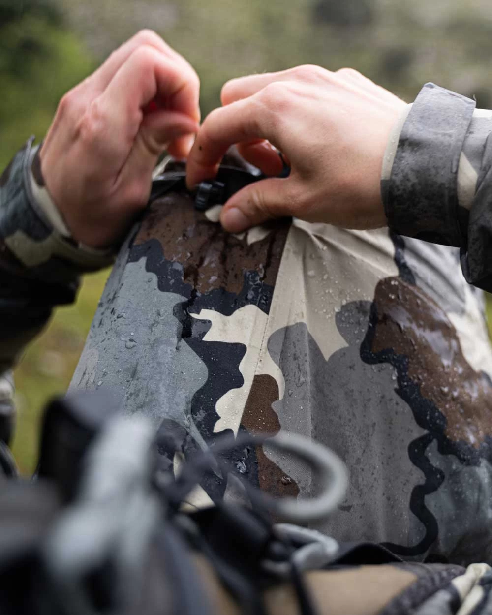 Kuiu Women's Chugach TR Rain Jacket | Vias - Image 11